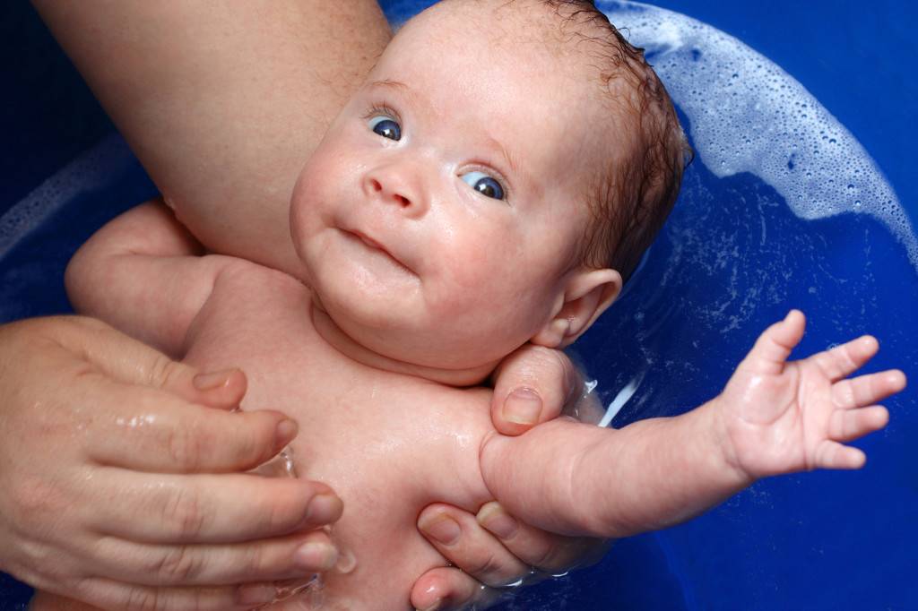Как купать новорожденного ребенка первый раз дома | первое купание новорожденного малыша после роддома
