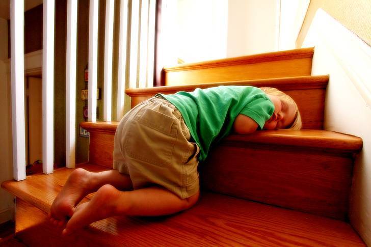 Ребёнок не спит в детском саду, не хочет: заставлять или нет, мнение экспертов