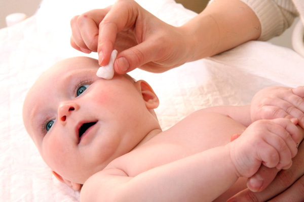 Гигиена новорожденного: уход за глазами, ушами, носом, лицом и кожей ребенка
