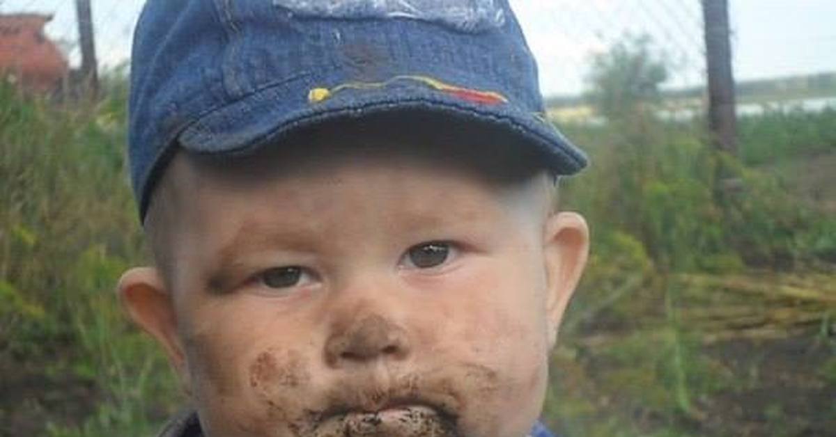 Ребенок ест землю, песок или камни: почему он это делает, чего не хватает в организме и как реагировать на эту ситуацию?