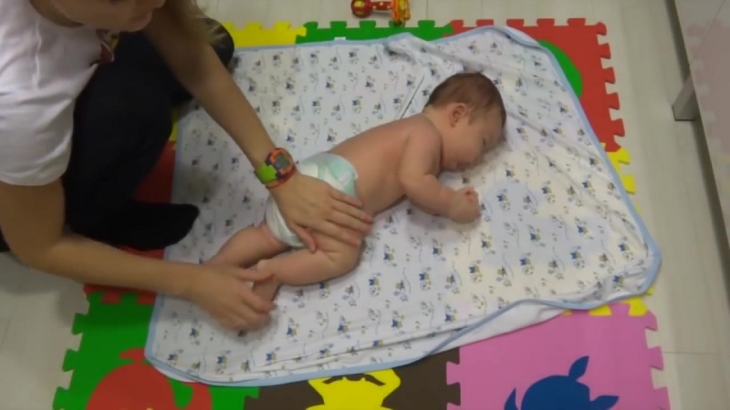 Как научить ребенка переворачиваться на живот, на бок со спины и обратно в 3-4 месяца + видео