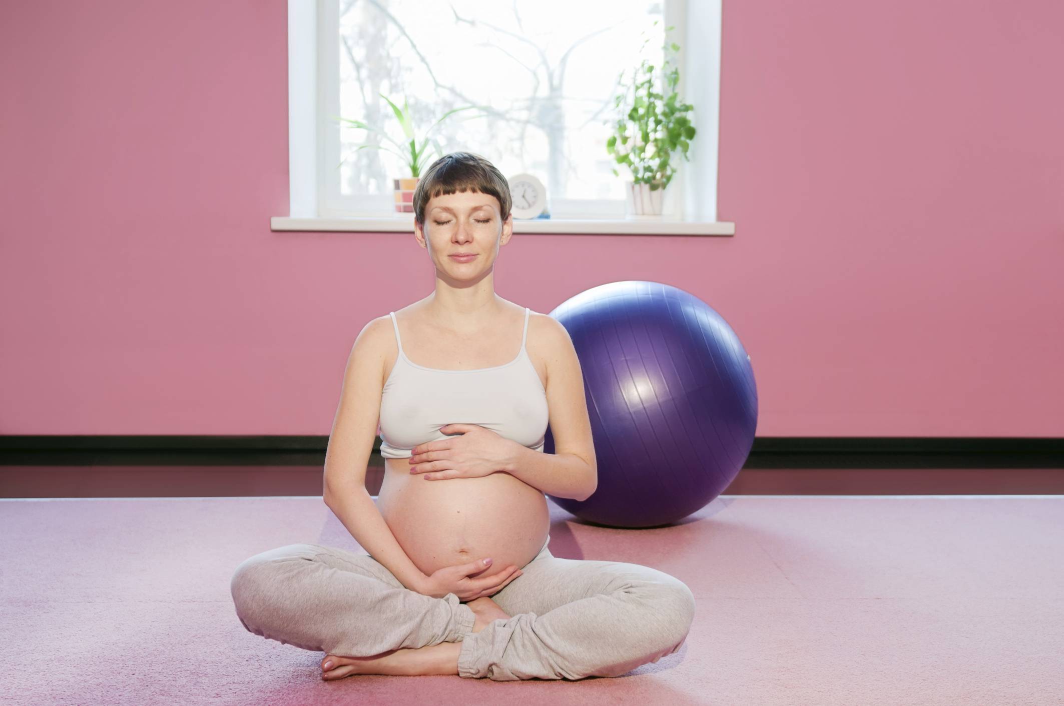 Заниматься спортом при беременности. Йога для беременных. Фитнес для беременных. Йога беременные. Пилатес для беременных.