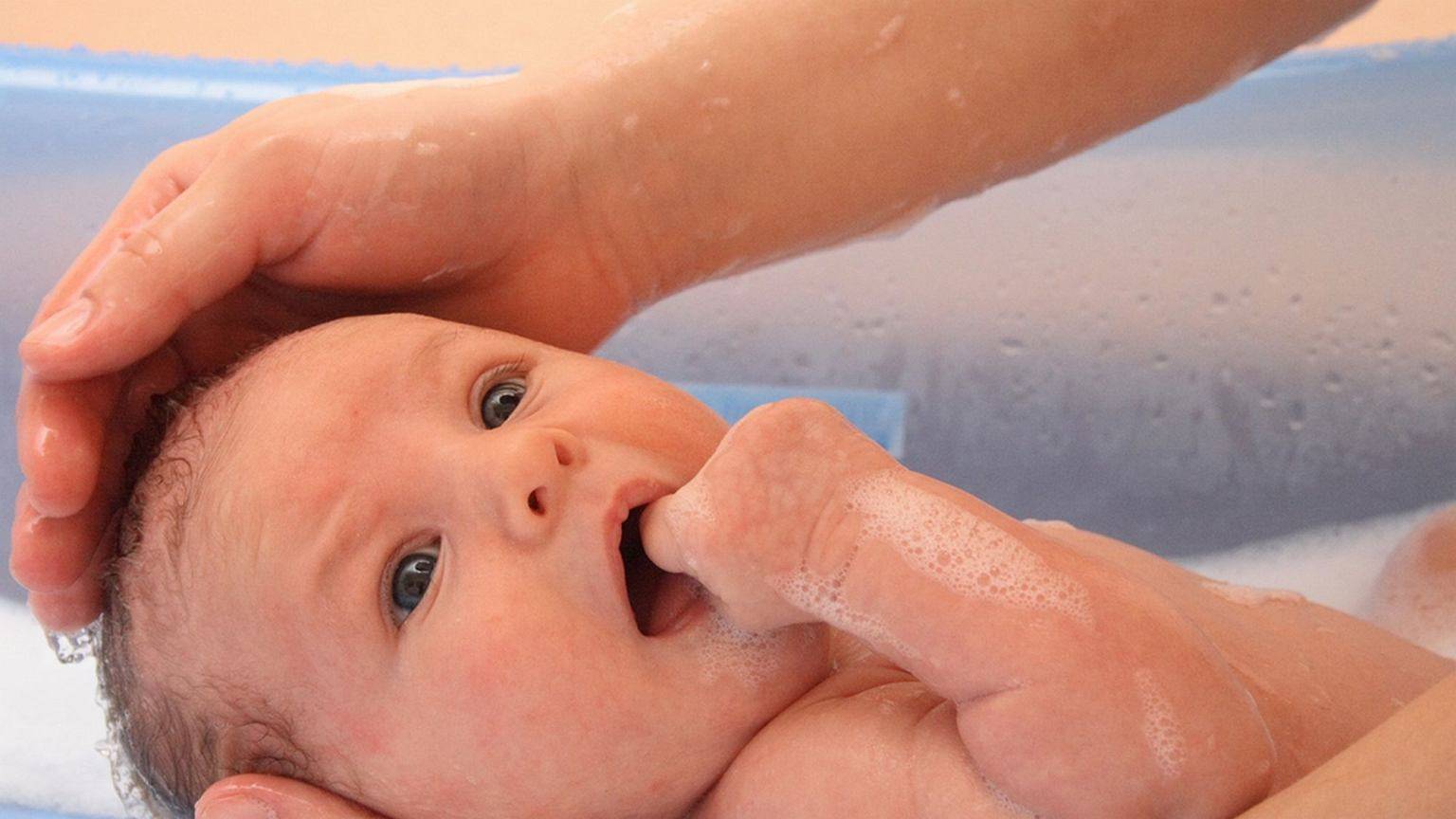  первое купание новорожденного дома: при какой температуре, сколько по времени купать малыша, лучше до еды или после