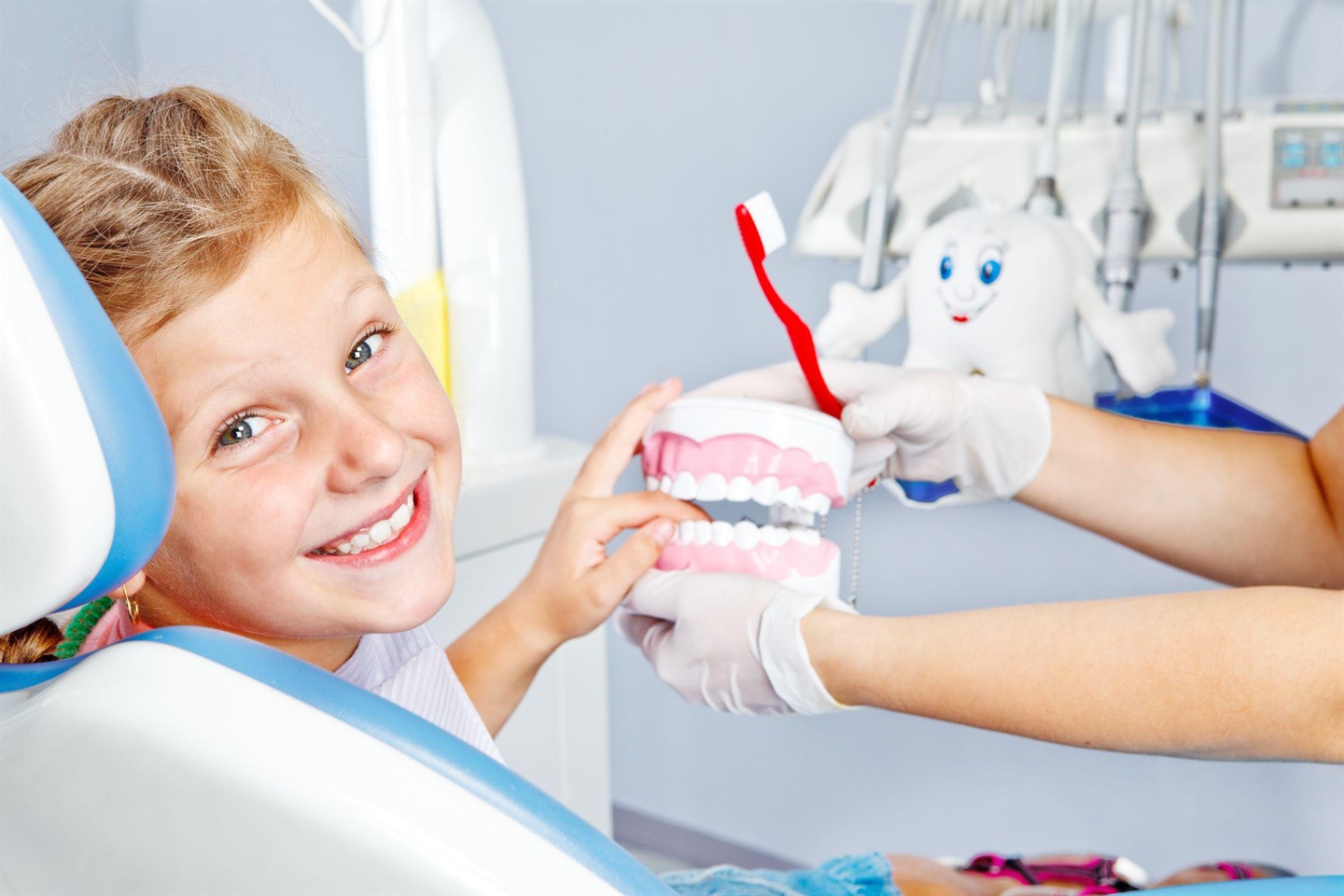 Надо ли лечить молочные зубы