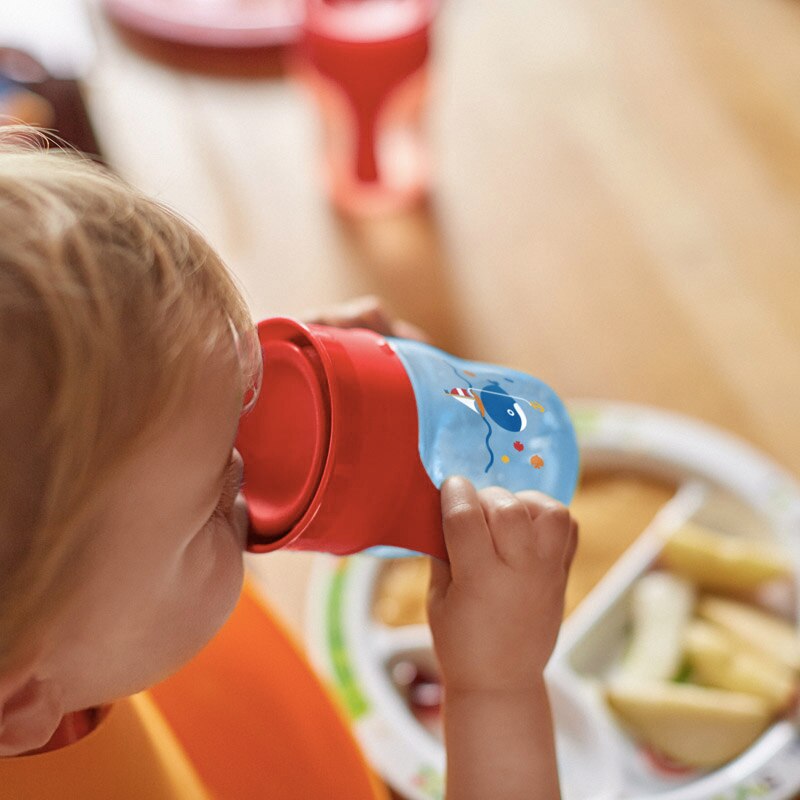Как научить ребенка пить из кружки: способы обучения,рекомендации