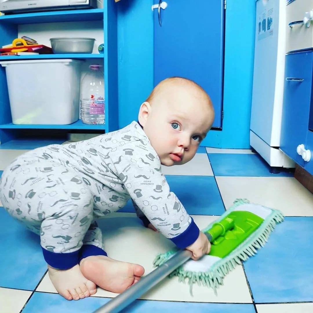 Чем мыть полы, когда в доме ребенок