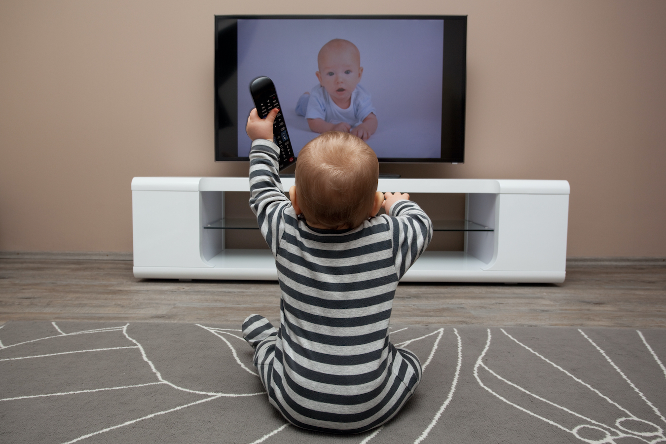 Сколько ребенку можно смотреть телевизор