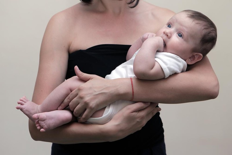 Как можно носить на руках 2 месячного ребенка фото