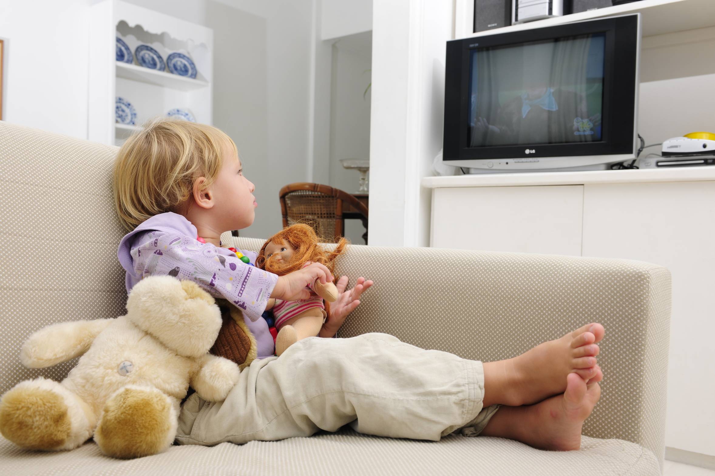 Телевизор и грудничок: можно смотреть или нет?