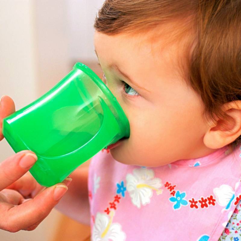 Как научить ребенка самостоятельно пить из поильника, чашки и трубочки: осваиваем новые умения