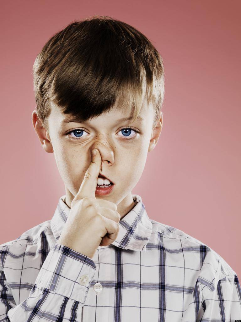 Почему ребенок ковыряет в носу и как его отучить
