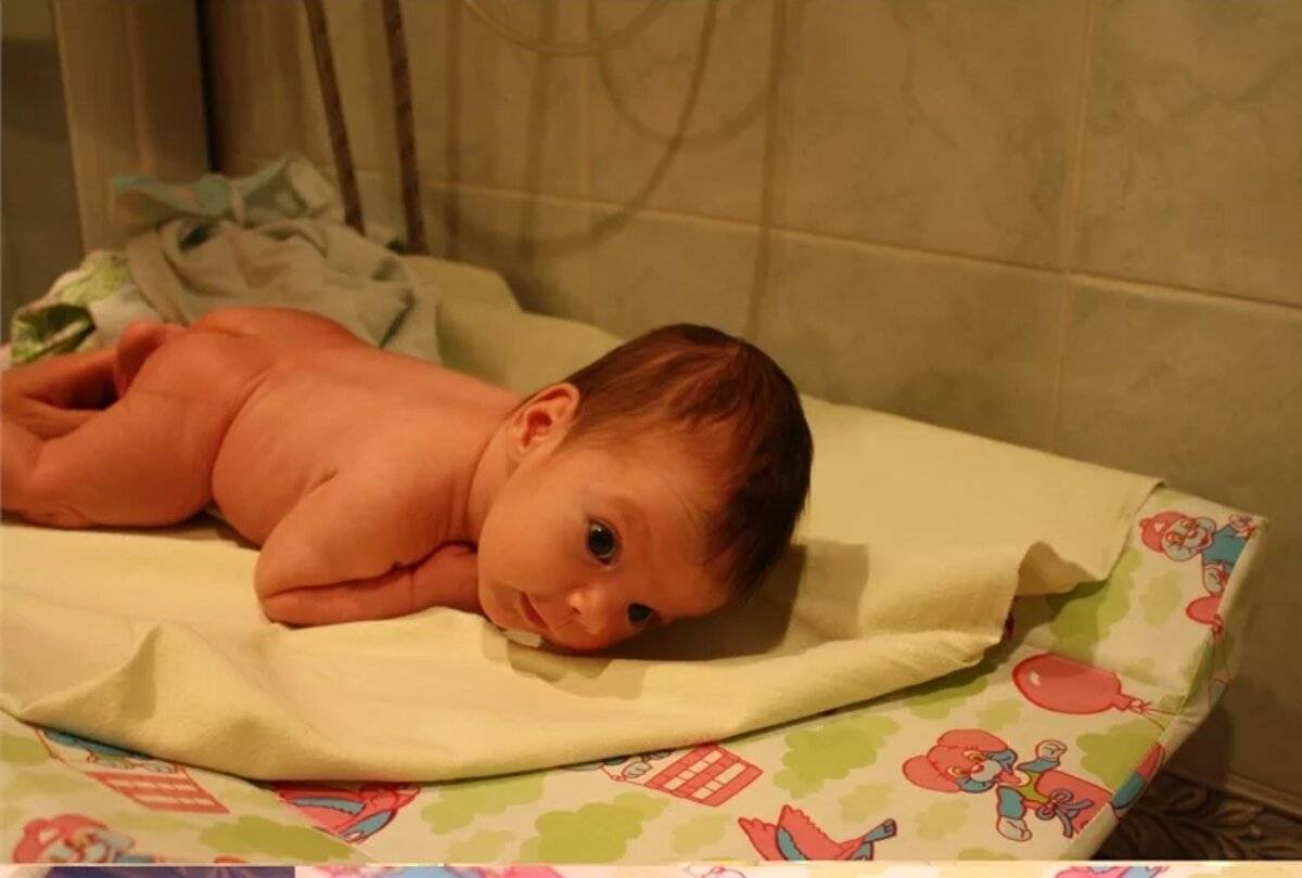 Когда новорожденного пора выкладывать на животик, сколько можно так лежать и стоит ли делать это после еды?