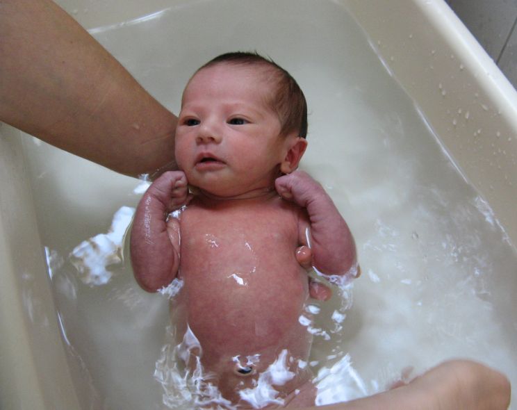 Первое купание новорожденного: когда и как купать малыша / mama66.ru