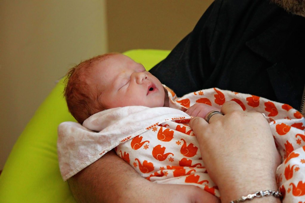 Почему новорожденный чихает | уроки для мам