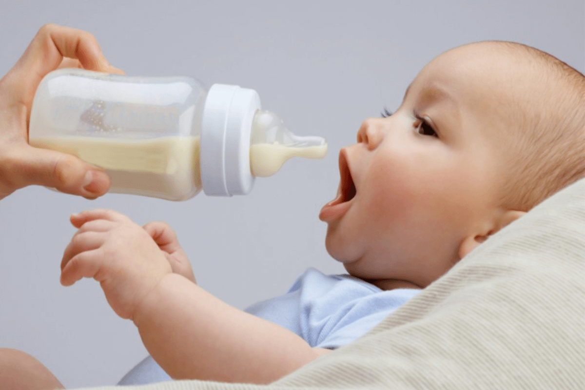 Кормление грудным молоком или смесью, какой вариант полезнее и проще