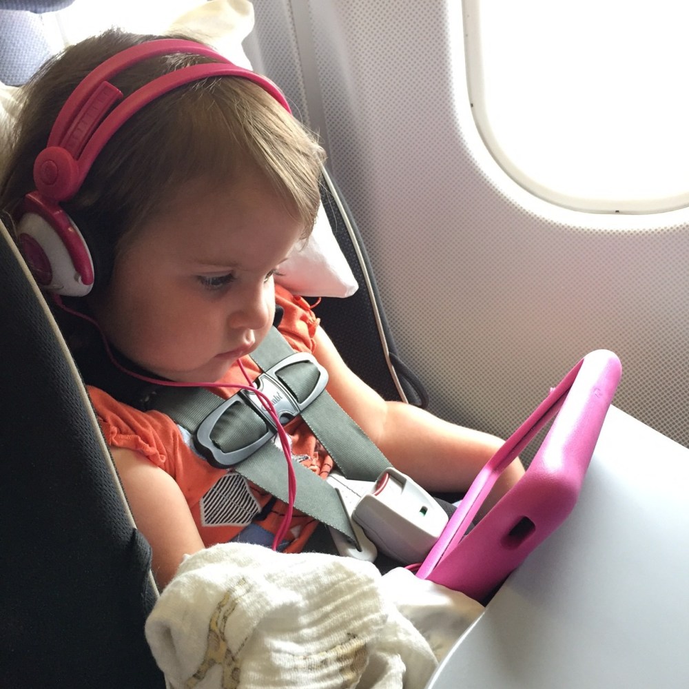 Как сделать перелет с ребенком спокойным и безопасным? правила перевозки детей в самолете