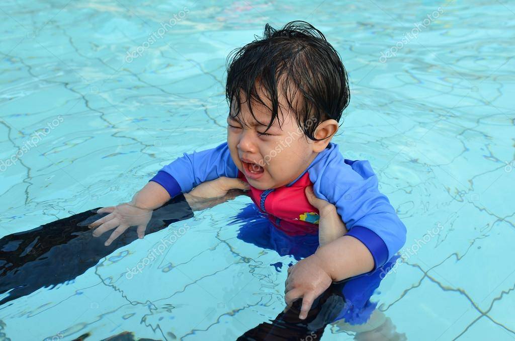 Ребенок боится воды: что делать, стал, почему, причины, видео