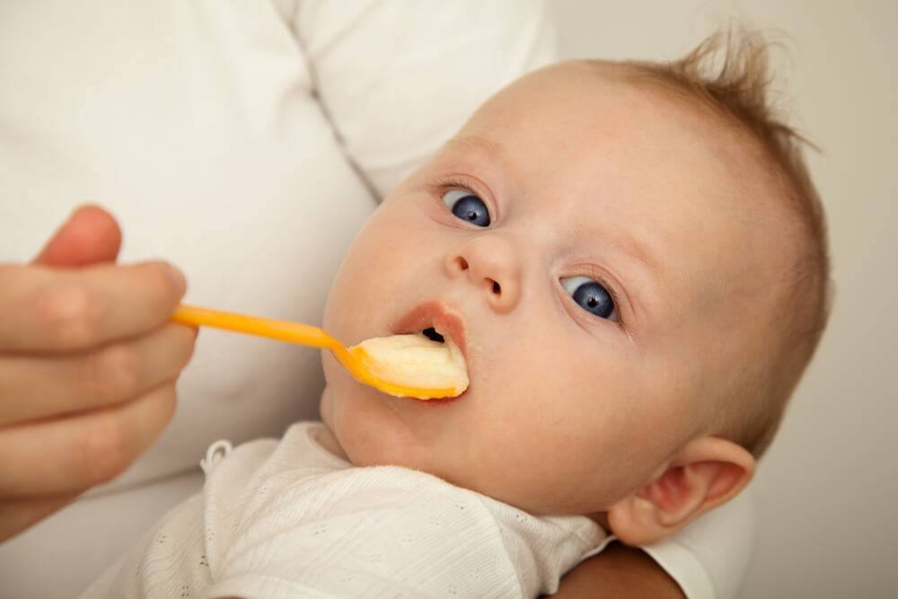 Ребенок не ест смесь, отказывается ее кушать: что делать маме?