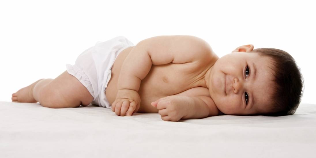 Ребенок лежит на животе 2 месяца. Ребенок лежит на животе. Ребёнок на животе ледит.