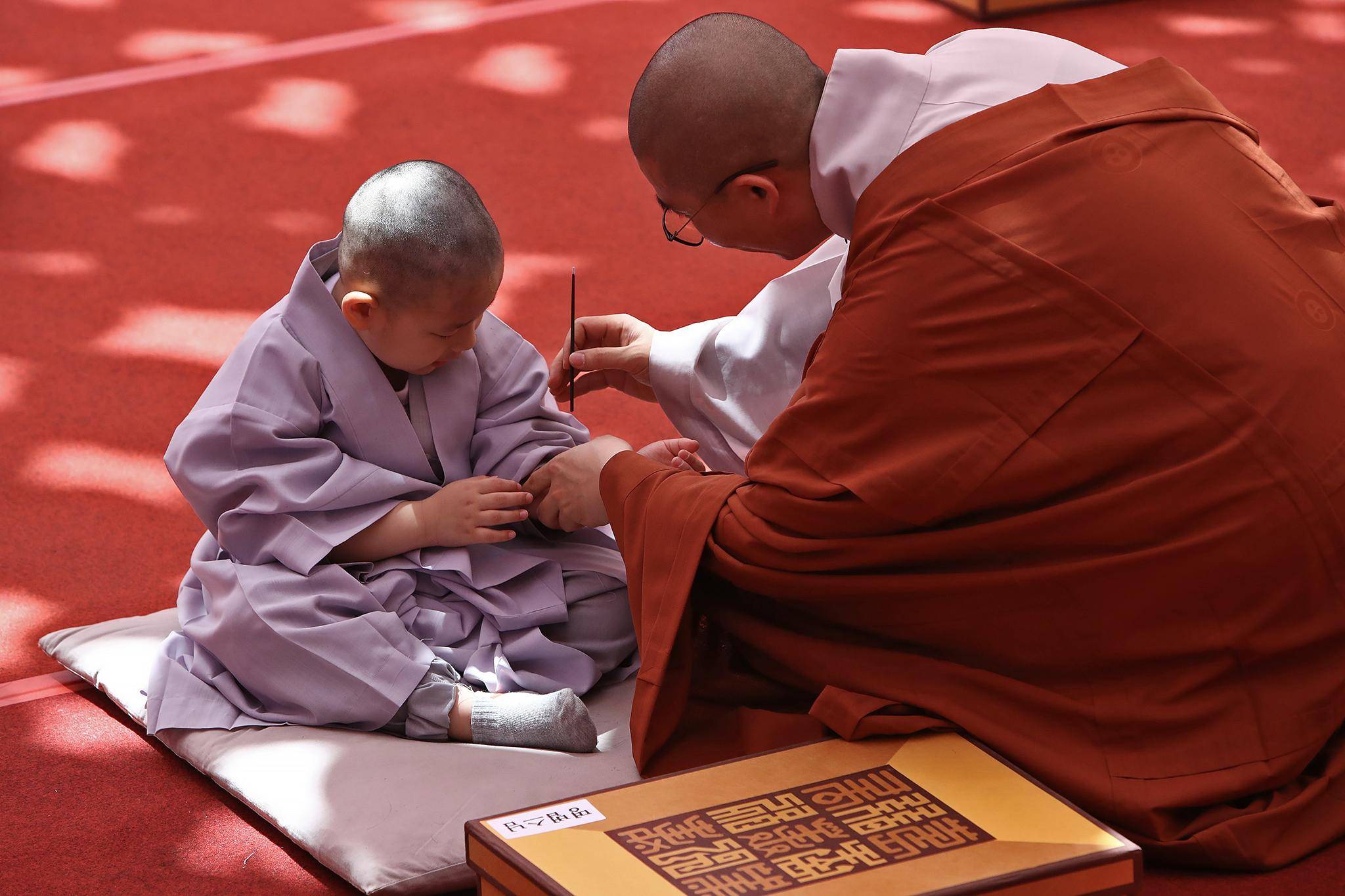 Буддийские монахи-дети и их будни в монастыре