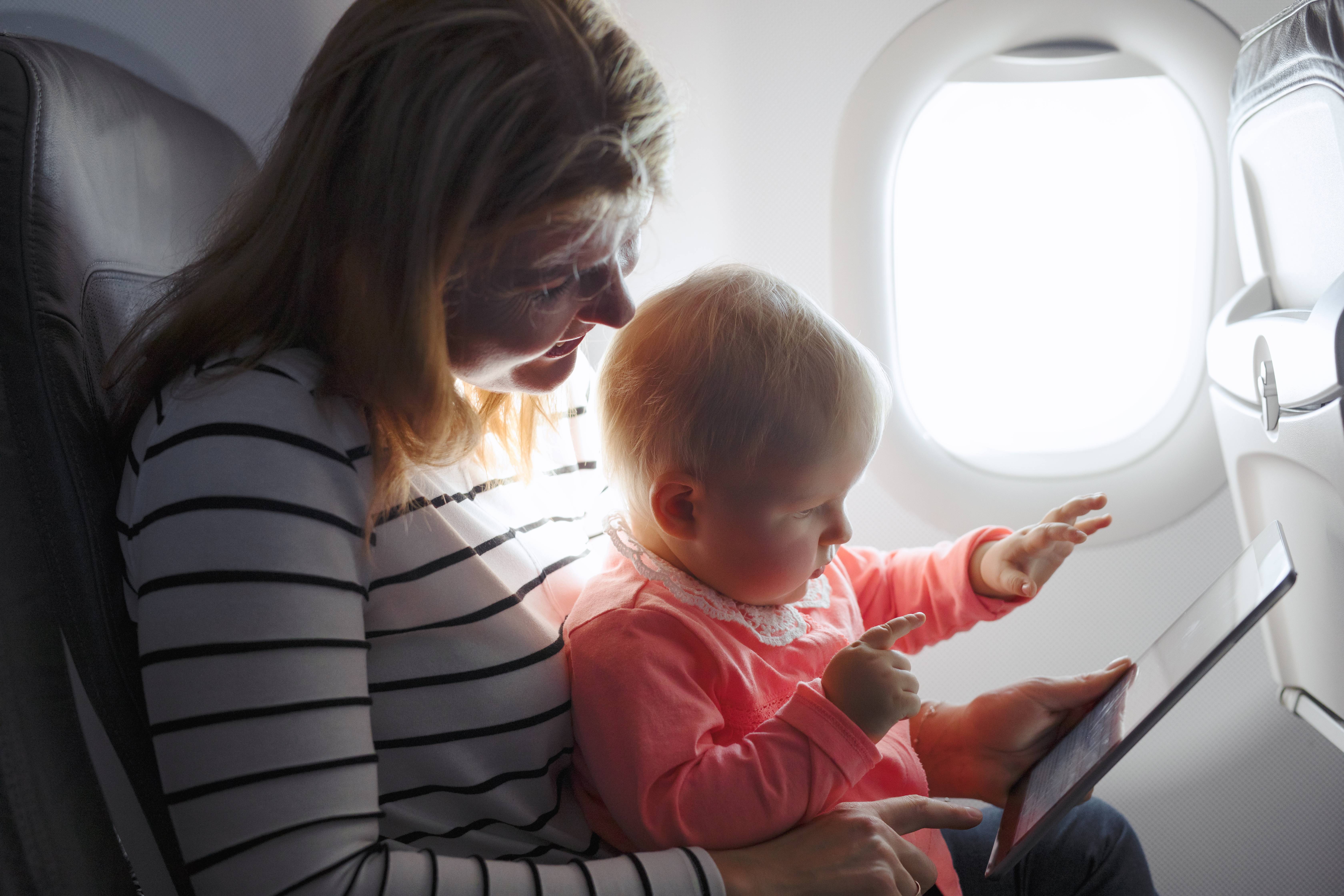 Чем развлечь ребенка в самолете: 1 год, 2 года, 3 лет, 5 лет