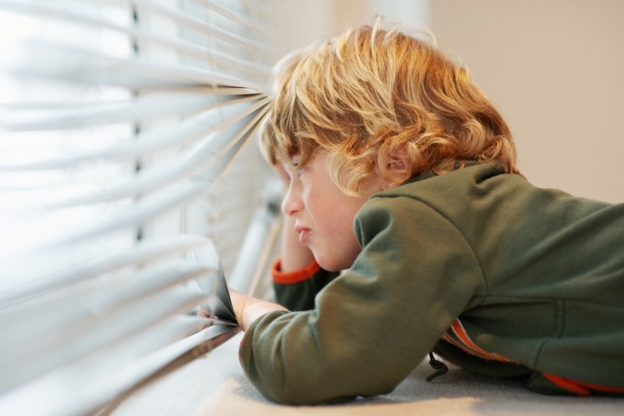 Ребёнок боится спать один: причины страха и 9 способов его преодолеть