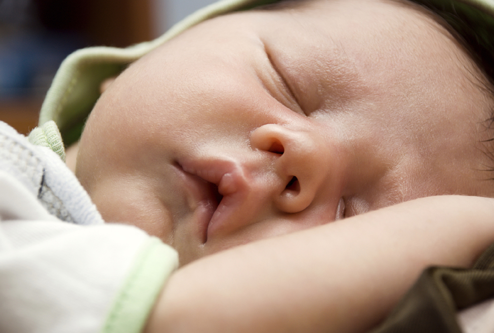 Почему ребенок спит с приоткрытыми глазами?