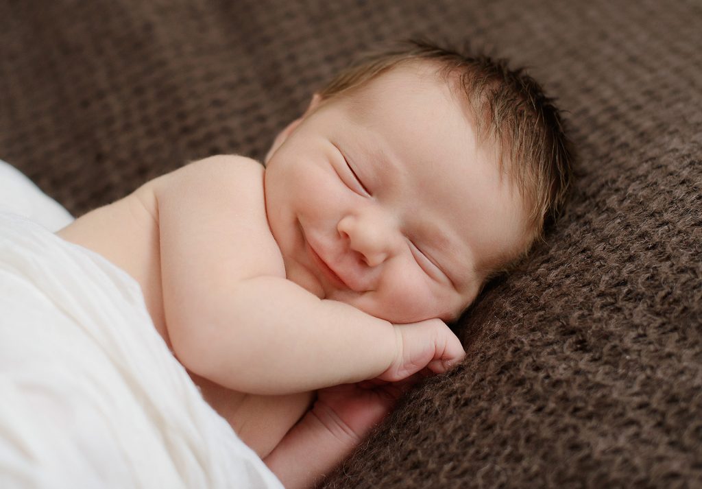 Когда ребенок начинает улыбаться в ответ маме и родителям: обучение осознанной убылке новорожденного