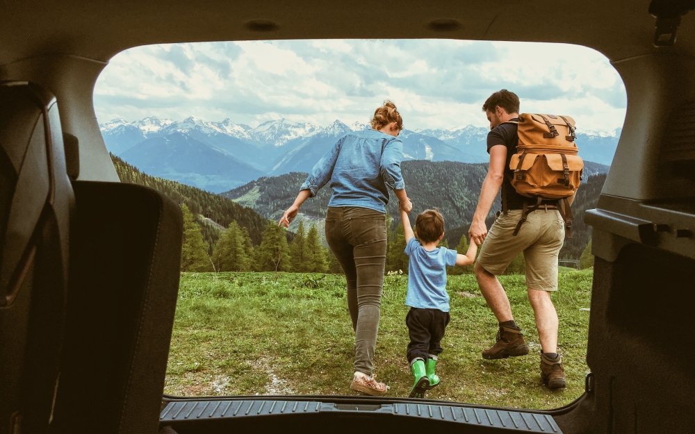 Путешествие на машине с детьми: куда поехать, что взять и чем занять ребенка