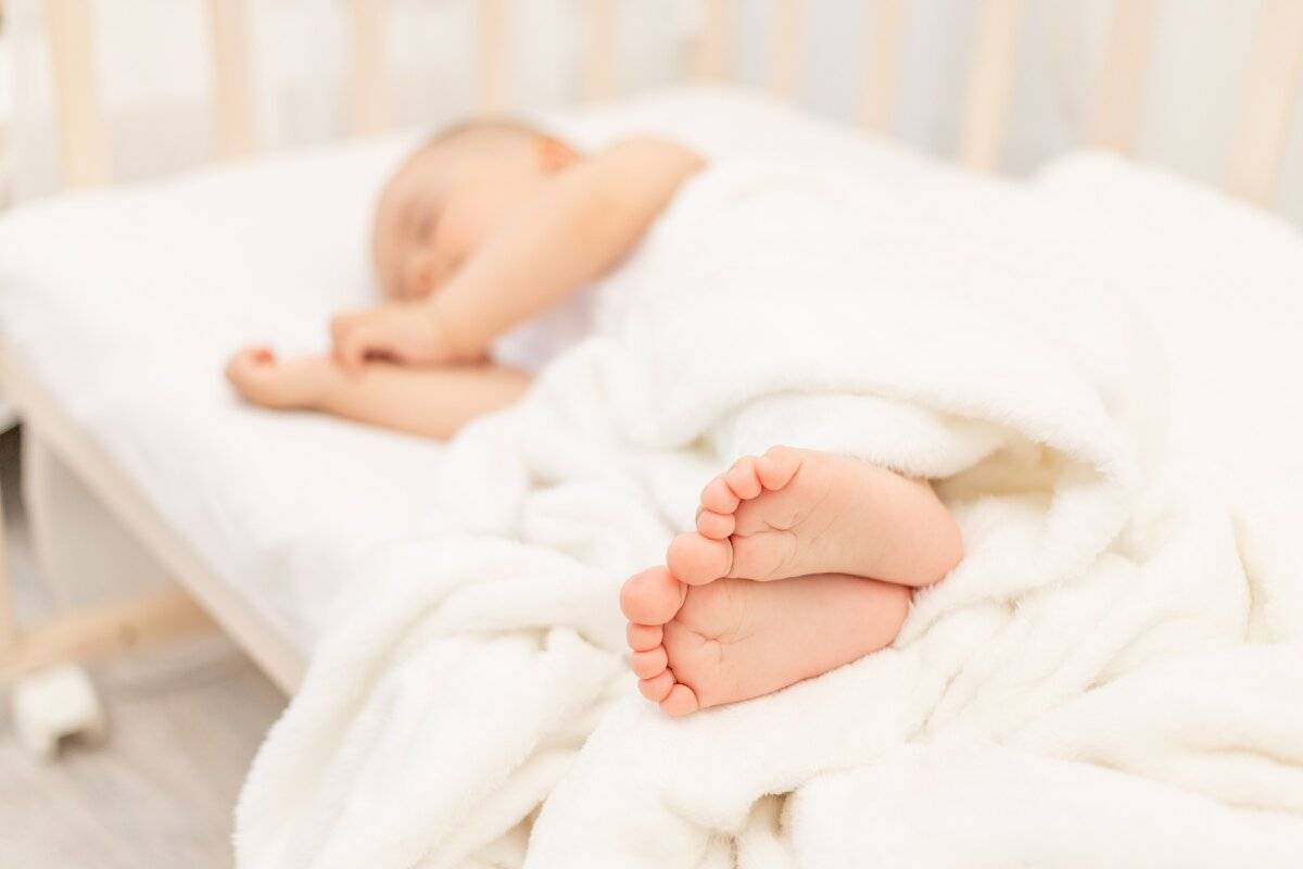 Сонник новорожденный на руках. Младенец лежит. Ребенок лежит на кровати. Сонник младенец на руках мальчик. Ребенок лежит на руках.