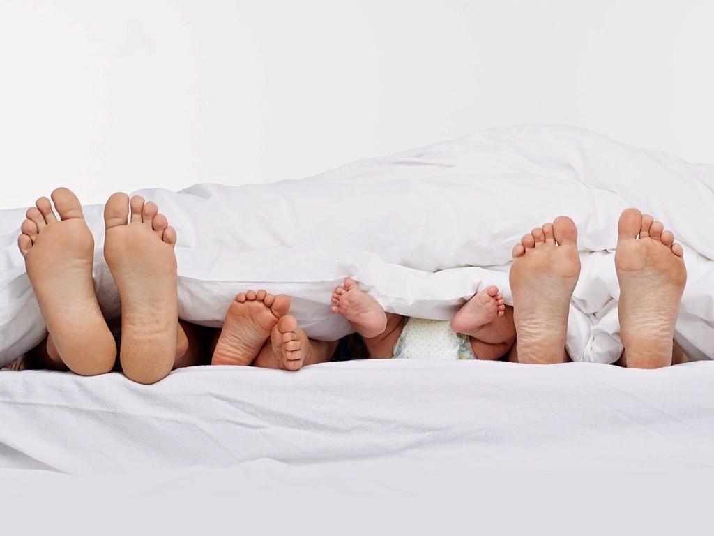 Как отучить ребенка спать с родителями?