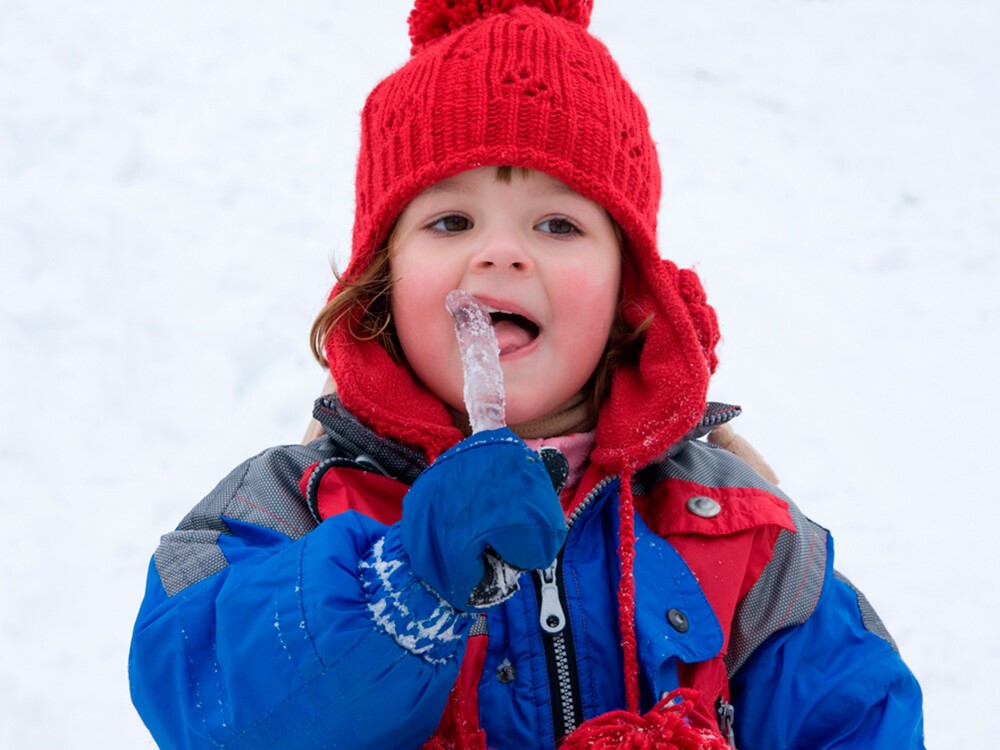 Можно снежок ребенка. Дети зимой. Мальчик ест снег. Дети едят снег и сосульки. Сосульки для детей.