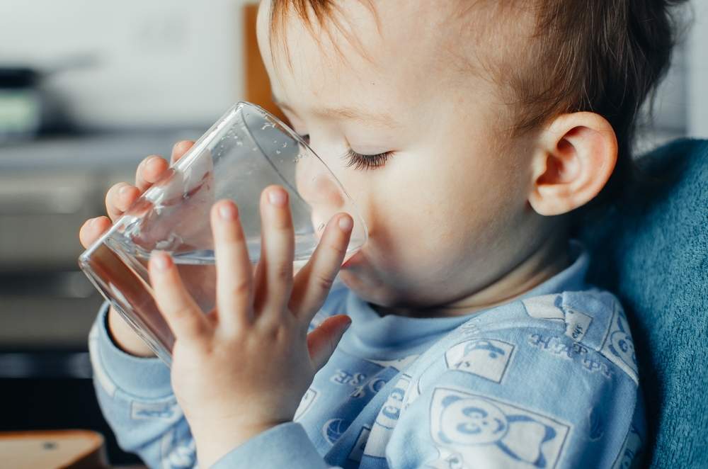 Как правильно поить ребенка, сколько дети должны пить воды