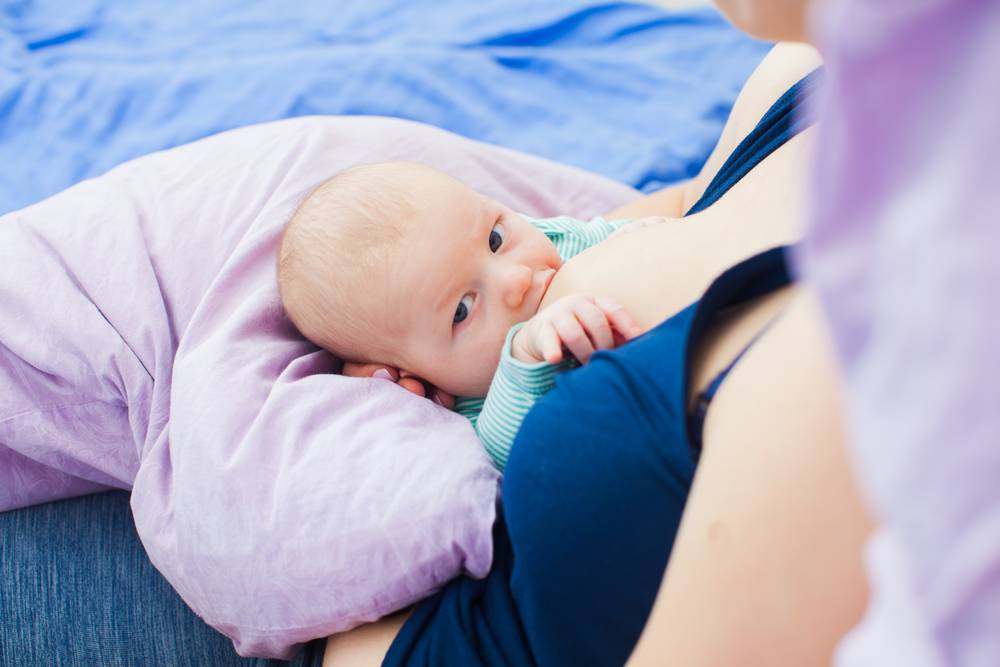 Ложусь рядом с ребенком. Mamma thao best Breastfeeding.