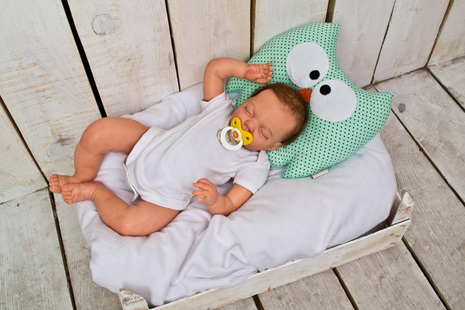 Когда детям можно спать на подушке? с какого возраста давать подушку ребенку? :: syl.ru