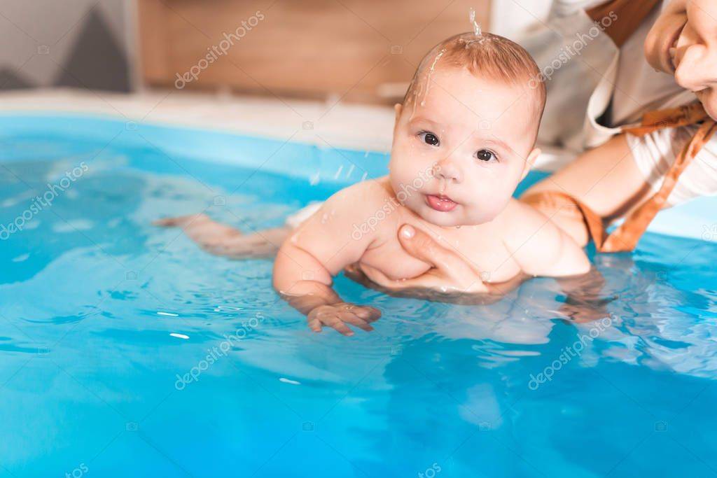 Можно ли кормящей маме ходить купаться в бассейн после родов