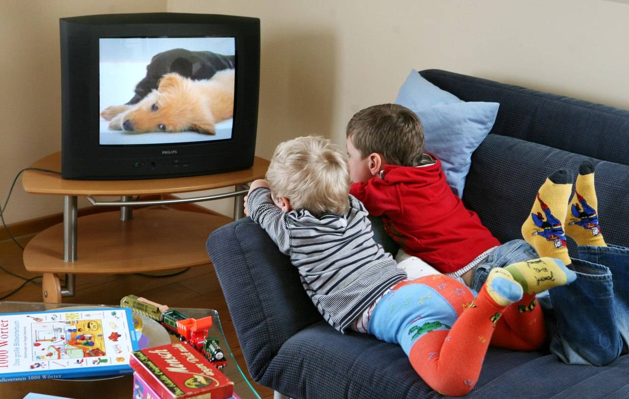Дети и телевизор: с какого возраста, почему нельзя смотреть новорожденным