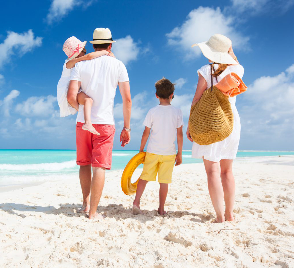 дети и родители на пляже
