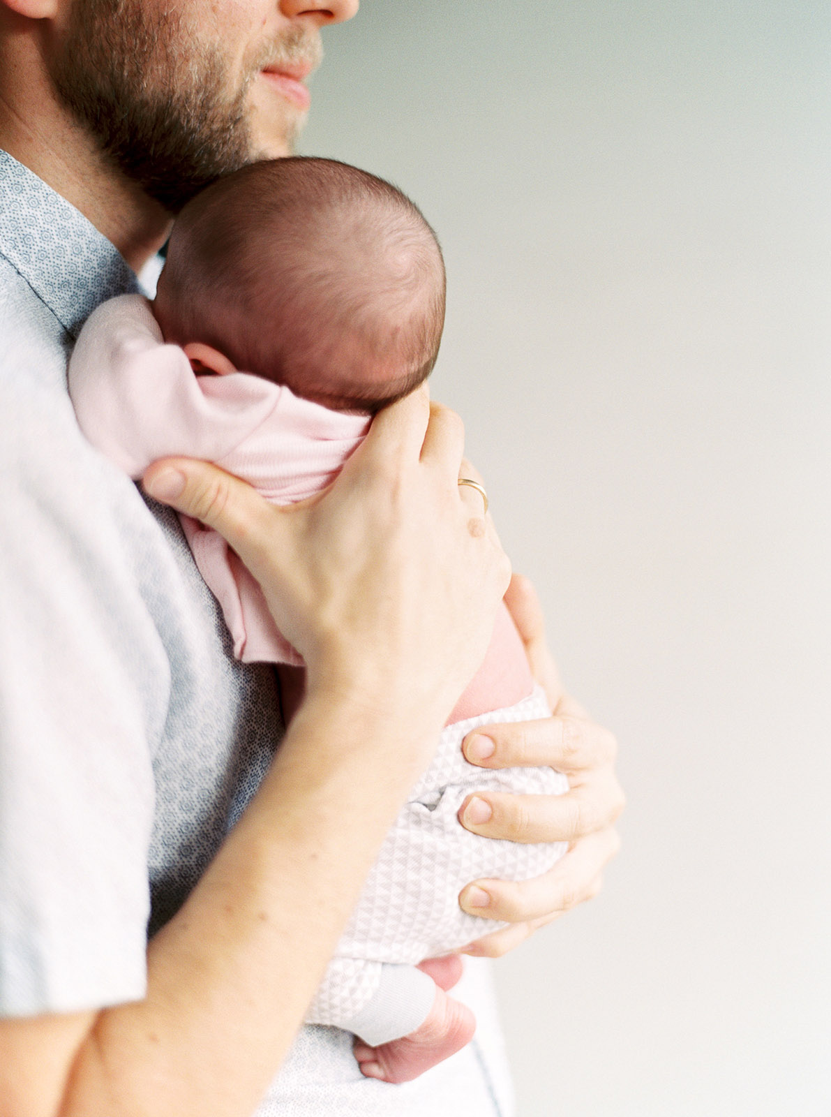 Как держать на руках новорожденного, чтобы не навредить хрупкому телу