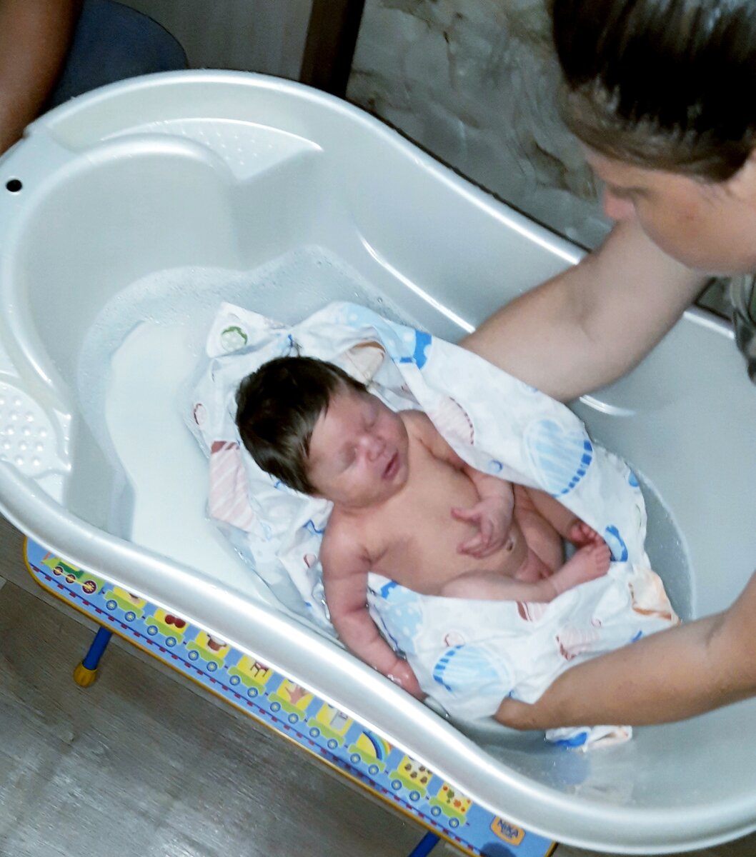 Кто должен купать новорожденного первый раз: народные приметы