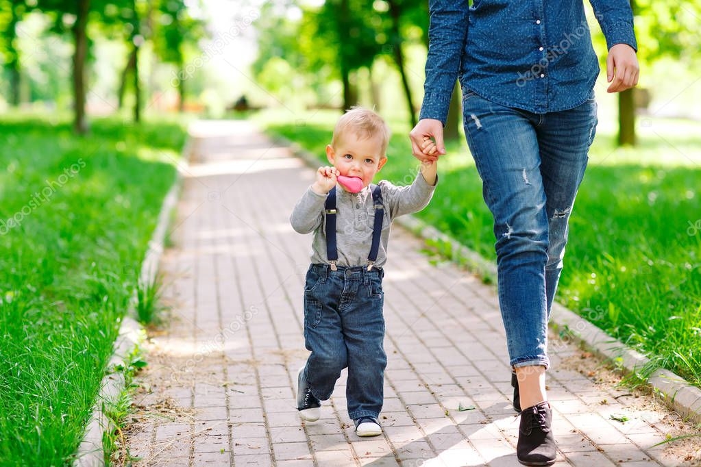 Можно выйти гулять с детьми. Прогулка с сыном. Мама с сыном идут по улице. Гуляем с сынишкой.