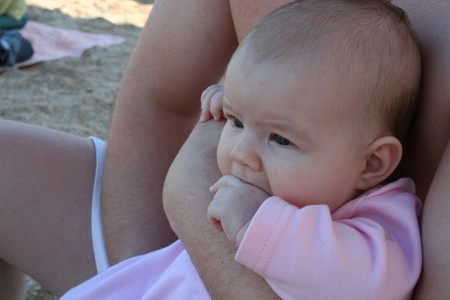 Ребенок в 3 месяца сосет кулак | уроки для мам
