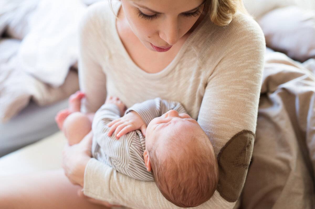 Как отучить ребенка засыпать на руках, когда: в 4 , 6, 8 месяцев?