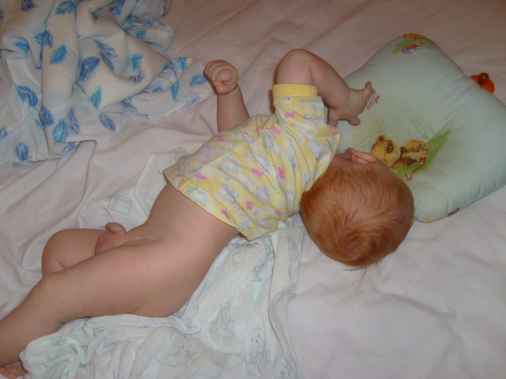 Новорожденный запрокидывает голову назад | уроки для мам