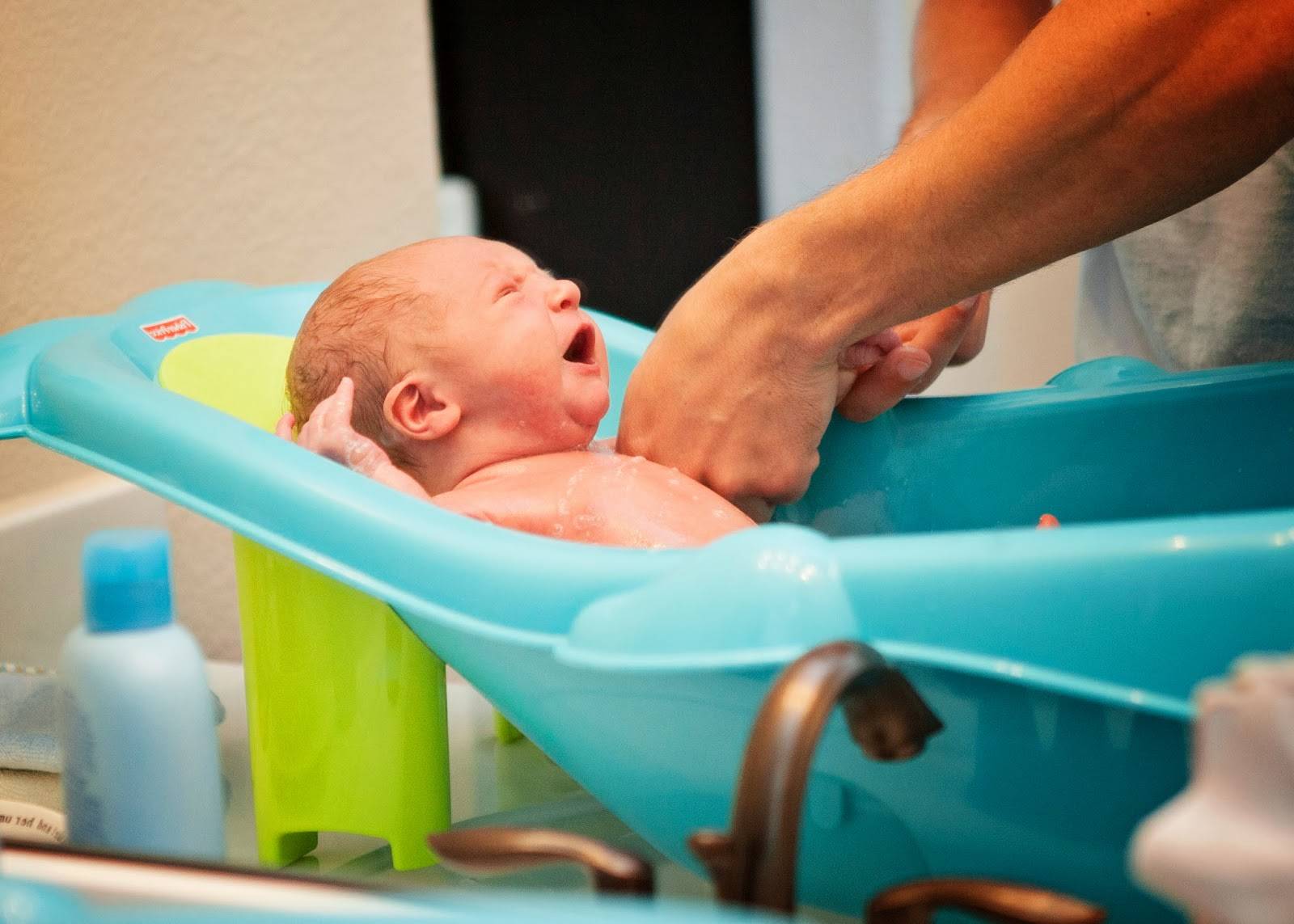 Как правильно первый раз купать новорожденного в ванночке с горкой