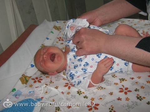 Как правильно одевать распашонку новорожденному