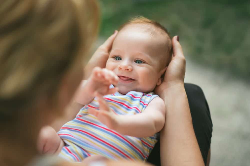 Когда новорожденный ребенок начинает осознанно улыбаться в голос и как ускорить появление смеха