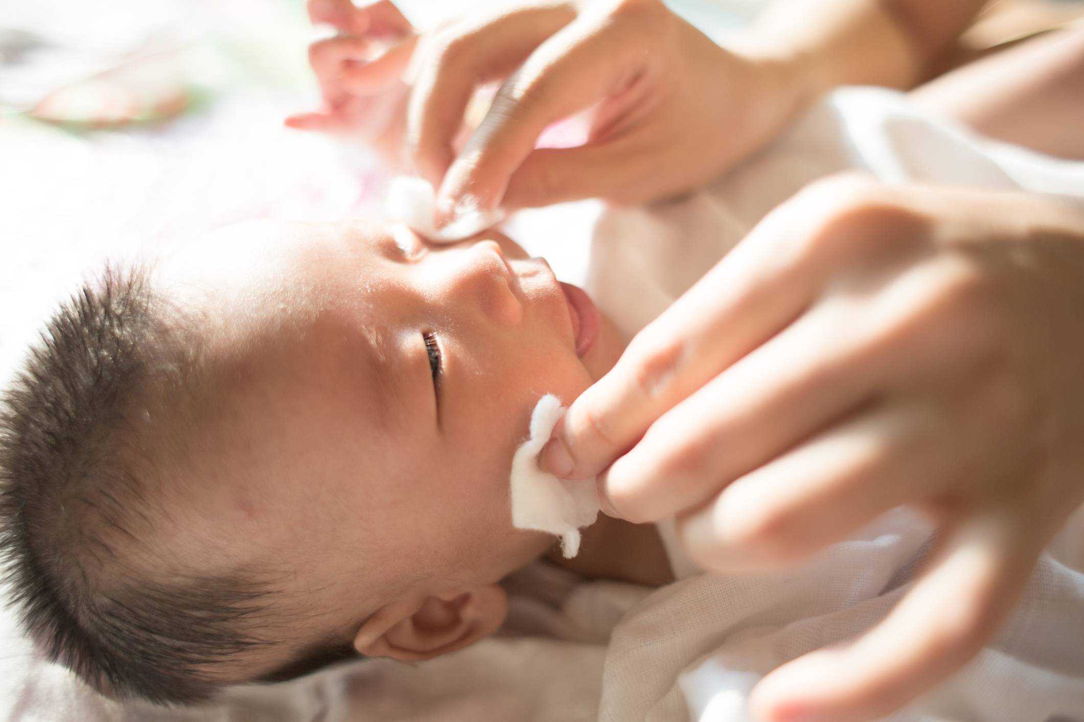 Новорожденным можно промывать. Промывание глаз новорожденному. Закапывание в глаза ребенку. Умывание глаз новорожденного.