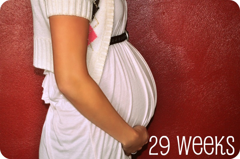 Беременность 29 недель тянет живот. 29 Неделя беременности фото. 29 Неделя беременности фото животиков. Симптомы 29 недель беременности.