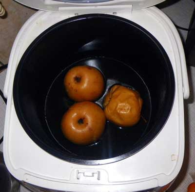 Как запечь яблоки в микроволновке, чтобы они были сочными: рецепты + их польза и вред